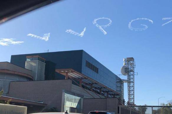 В небе над Лос-Анджелесом самолет оставил поздравление для Путина