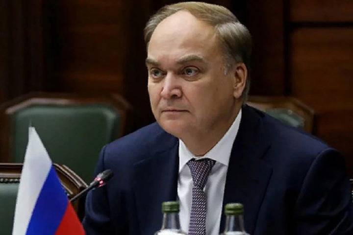 Антонов объяснил прекращение ремонта своей резиденции отказом США выдать визы