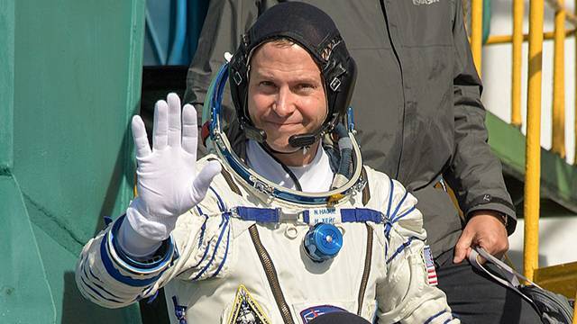 Путин наградил американского астронавта за полет на аварийном "Союзе"