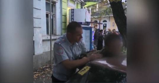 Видео: Пьяный крымчанин набросился на инспектора ДПС в Симферополе