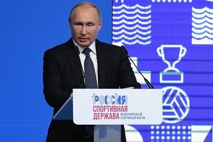 Путину подарили бриллиантовую боксерскую перчатку