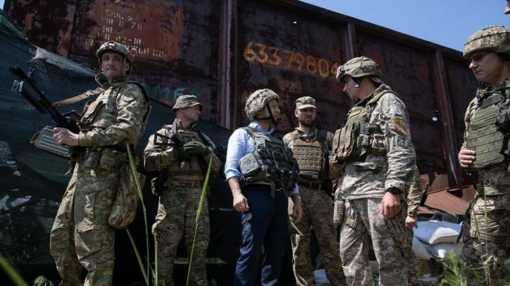 Зеленский объяснил, почему не станет возвращать Крым и Донбасс военным путем