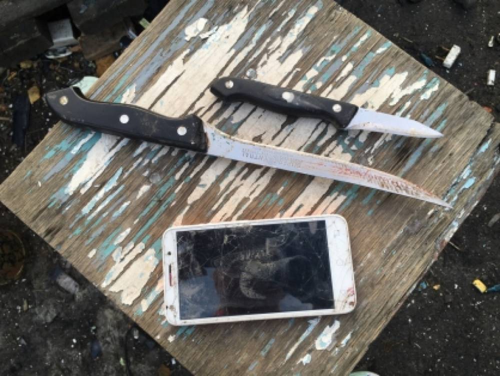 В Мурманске пьяный мужчина убил соседа по бытовке одним ударом ножа