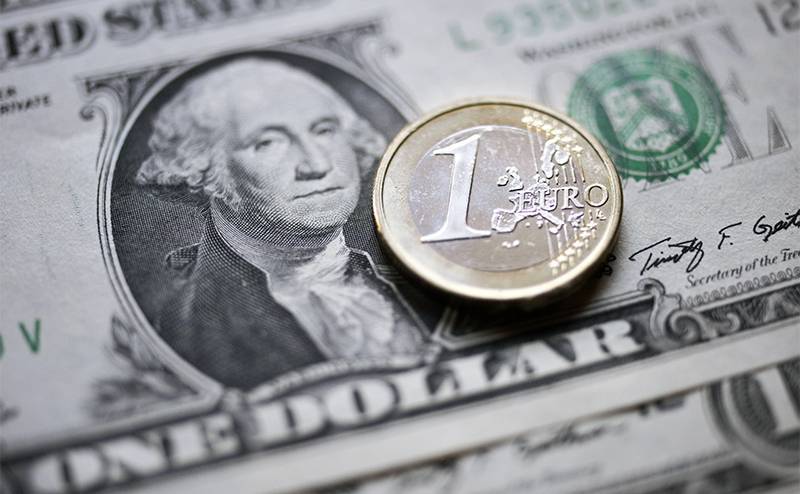 Курс валют на завтра: Центробанк объявил о падении доллара и евро