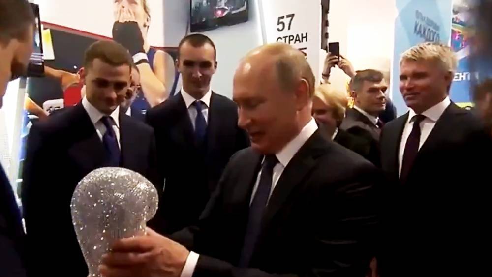Путин рассказал о боевых травмах после подаренной ему бриллиантовой боксерской перчатки