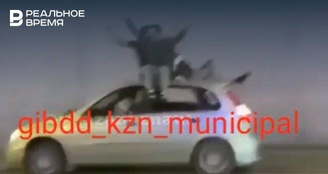 В Казани оштрафовали водителя и пассажира за езду на крыше автомобиля — видео