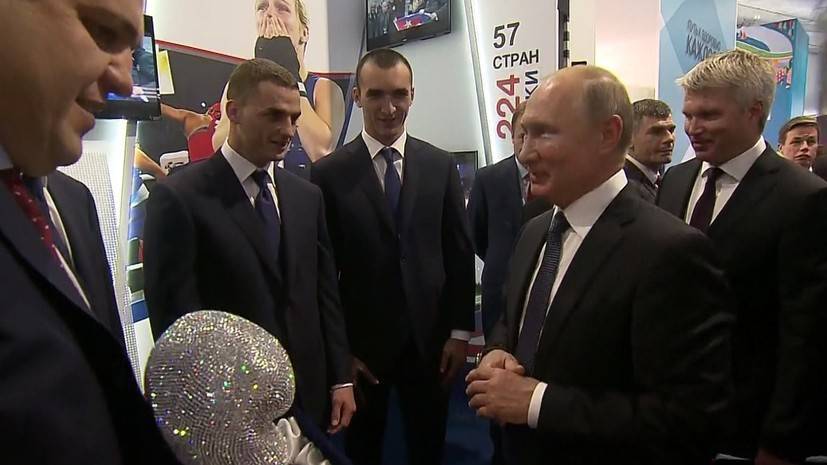 Путину подарили боксёрскую перчатку с бриллиантами