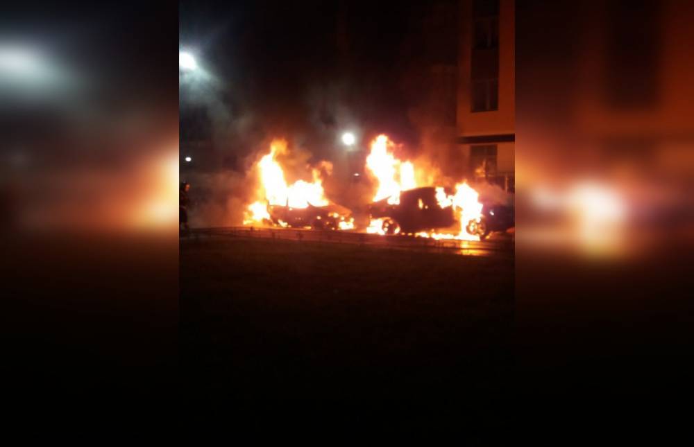 Среди ночи в Буграх сгорели два автомобиля