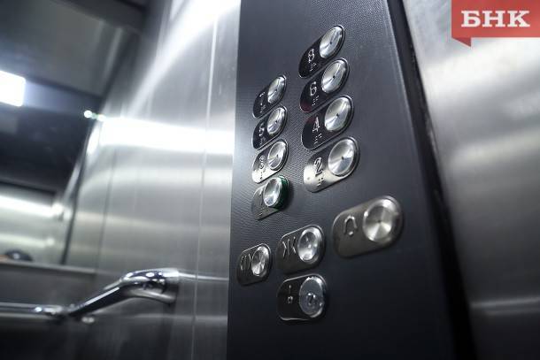 В сыктывкарских домах меняют лифты в рамках региональной программы капремонта