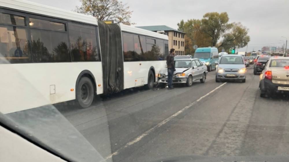 ВАЗ врезался в автобус на Таллинском шоссе