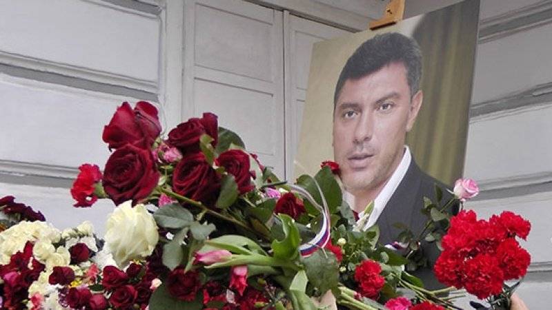 Либеральная «оппозиция» перестала пиариться на смерти Немцова и забросила его могилу