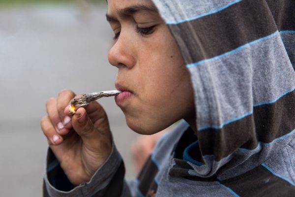 Правительство России хочет наказывать родителей детей-курильщиков