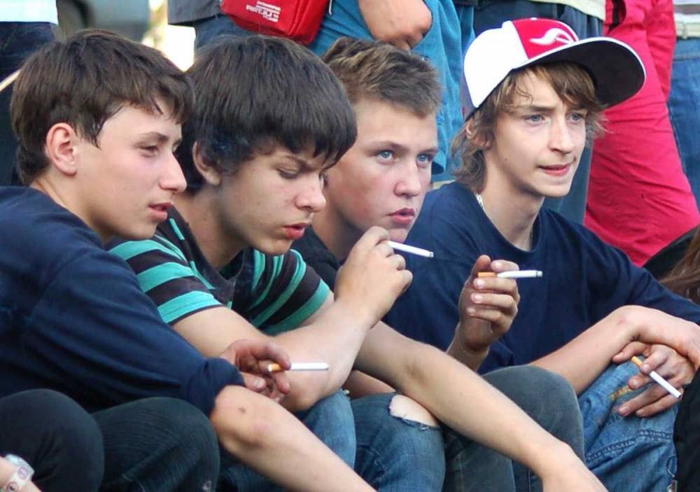 В России могут ввести штрафы для родителей курящих подростков