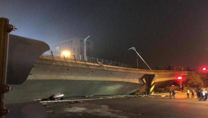 Грузовик обрушил мост на легковушки в Китае