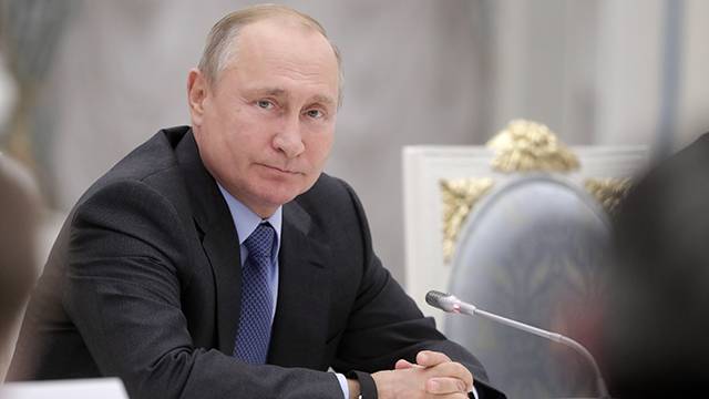 Путину подарили перчатку из бриллиантов на форуме в Нижнем Новгороде
