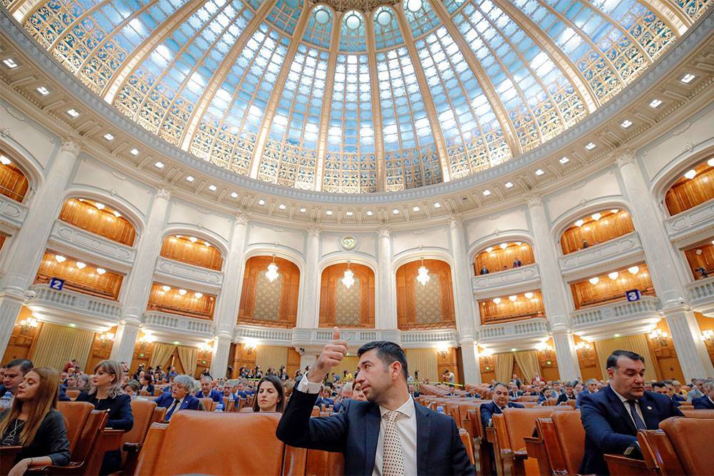 Парламент Румынии вынес вотум недоверия правительству страны
