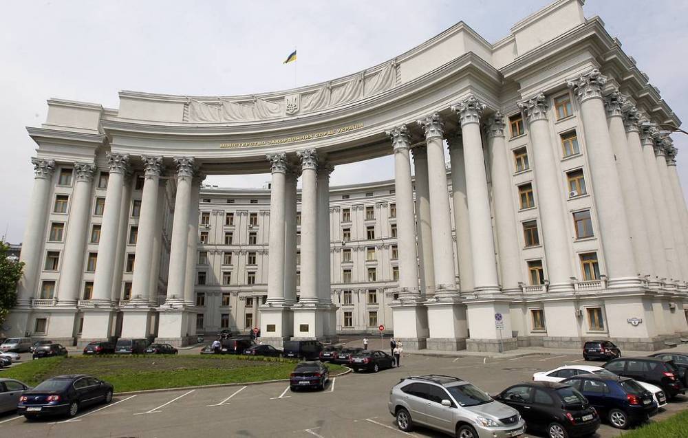 Зеленский вернул украинским дипломатам то, что отобрал Ющенко