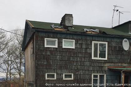 Сильный ветер повредил крыши домов и остановки в российском регионе - lenta.ru - район Усть-Камчатский