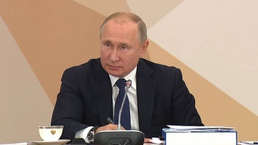 Путин поменял знаменитую термокружку на фарфоровую чашку