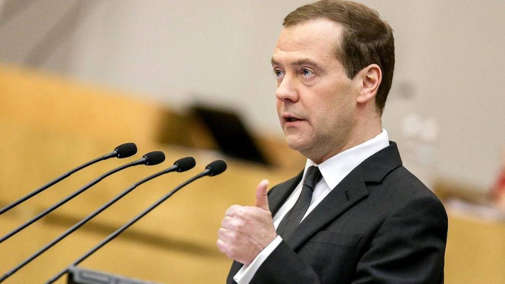 Медведев призвал устранить комиссию за «банковский роуминг» в России