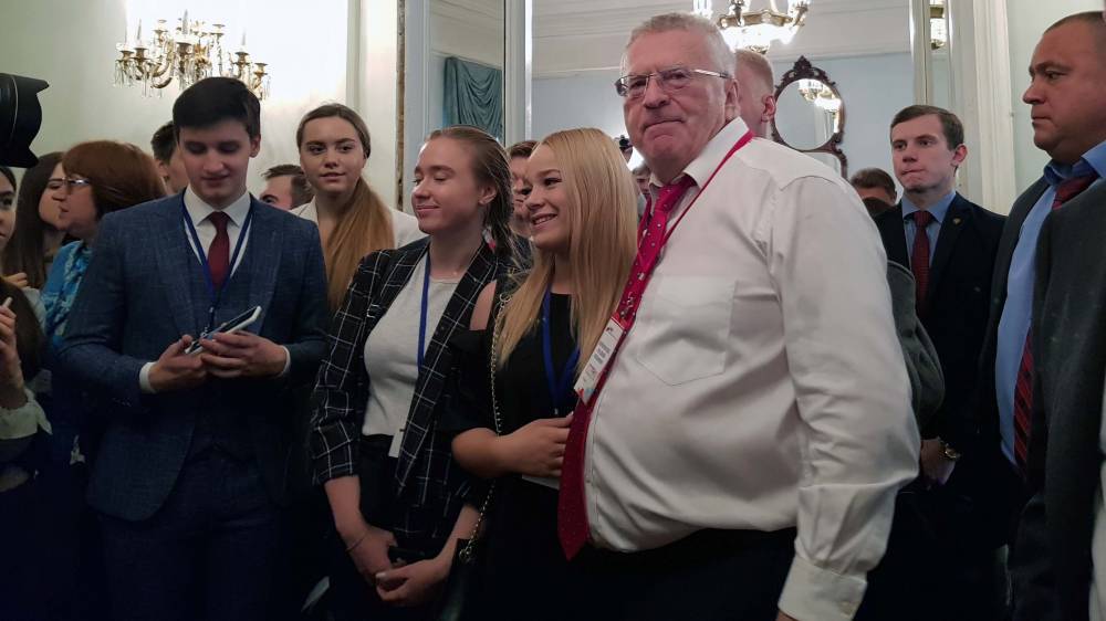 Жириновский привез молодежи на «Будущее» зрелищ и хлеба за счет заведения