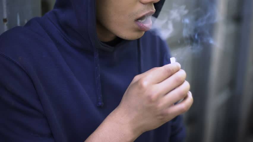 МВД: Родителей курящих несовершеннолетних надо штрафовать как за употребление алкоголя