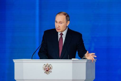 «Должна мотивировать к работе»: Путин рассказал о зарплатах медиков