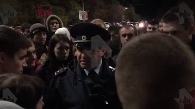 Видео: начальник полиции Саратова обратился к собравшимся жителям