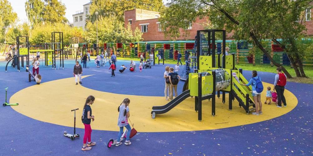Почти 280 детских площадок установили и обновили в столице с начала года