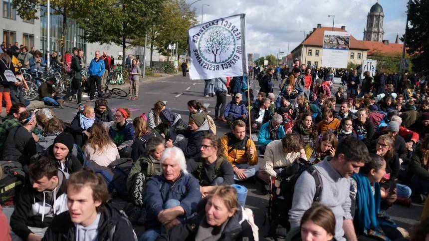 Экологические активисты заблокировали движение на площади в Берлине