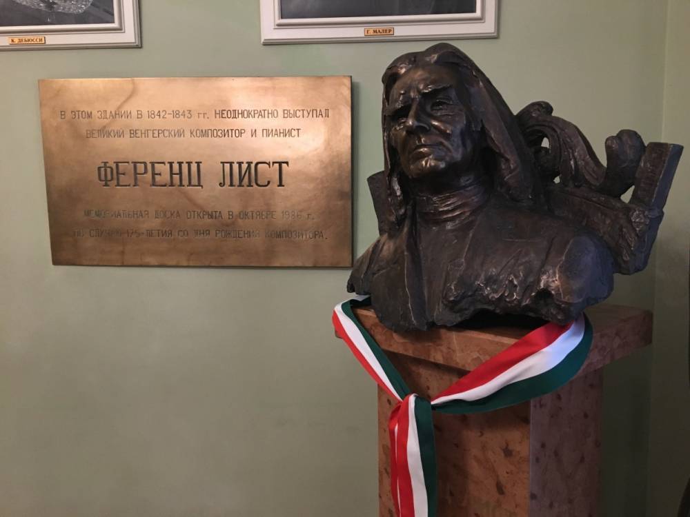 Петербургской филармонии торжественно подарили бюст композитора Ференца Листа