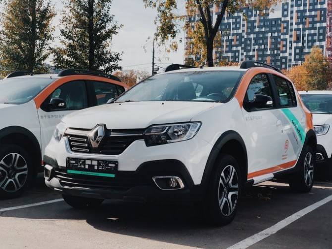 Renault Sandero Stepway появились в московском каршеринге «Делимобиль»