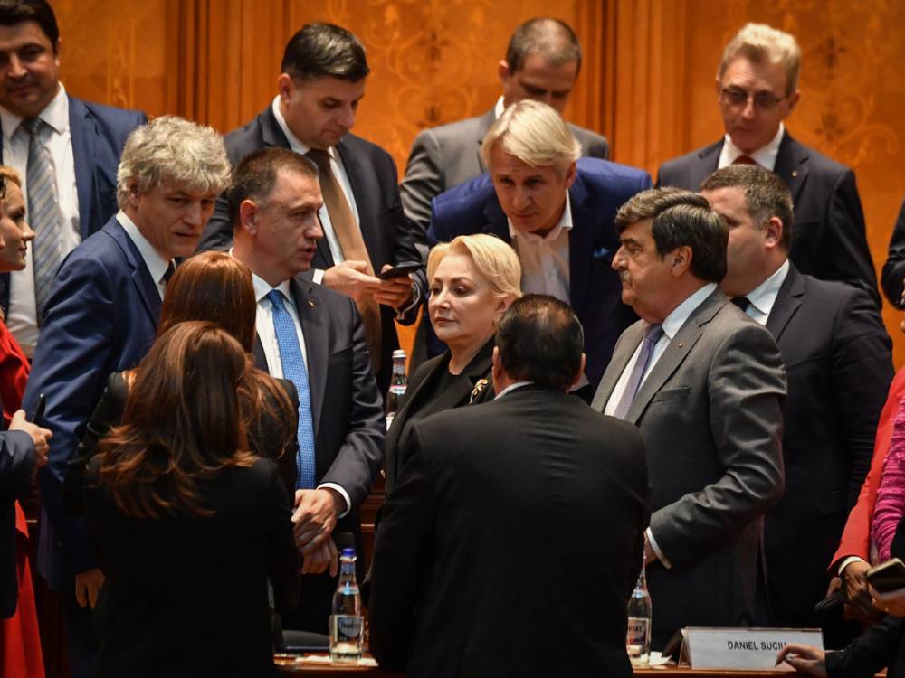 Парламент Румынии объявил вотум недоверия правительству
