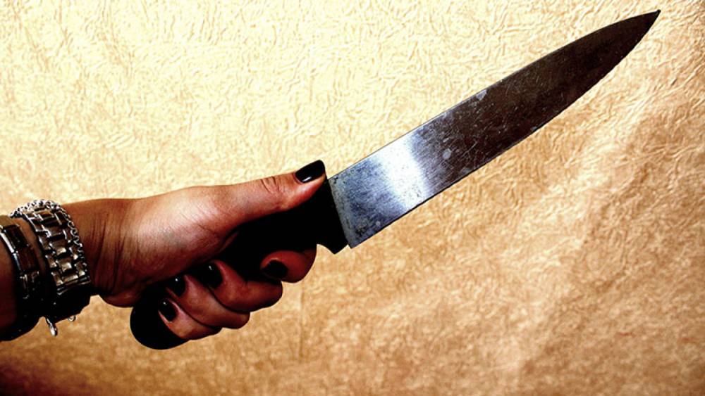 17-летняя сыктывкарка из ревности дважды ударила бойфренда ножом