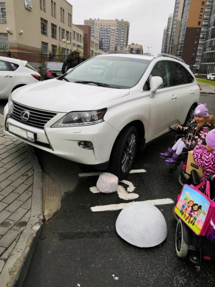 В Петербурге очевидцы жалуются на припарковавшегося на разметке для колясочников водителя
