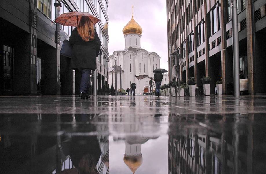 Облачная погода с дождями ожидается в Москве в четверг