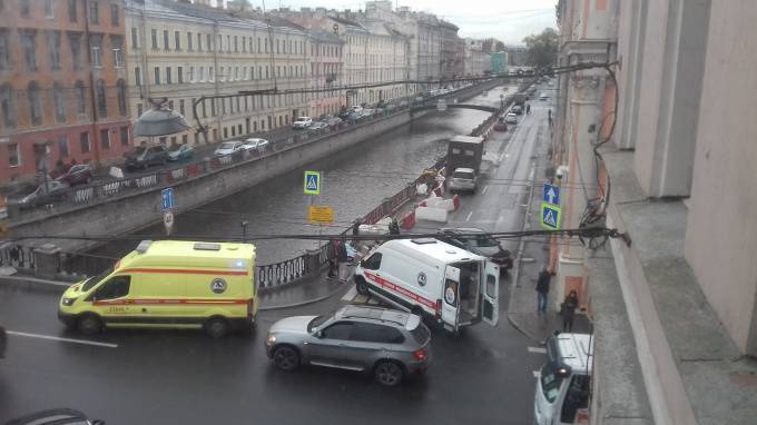 "Тойота" насмерть сбила китайца на тротуаре в центре Петербурга