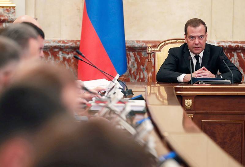 Медведев потребовал устранить "банковский роуминг"