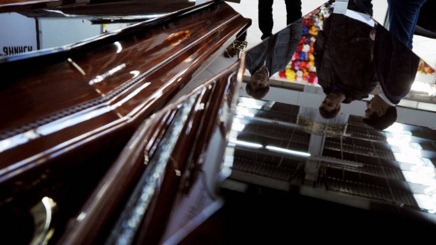Житель Индонезии вернулся домой через семь часов после своих похорон
