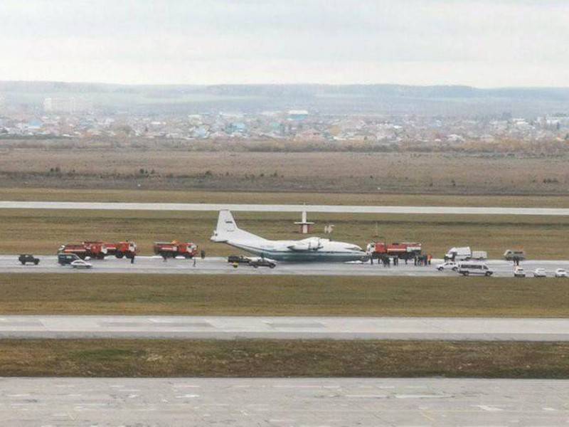 Военные назвали возможную причину аварийной посадки Ан-12 на Урале