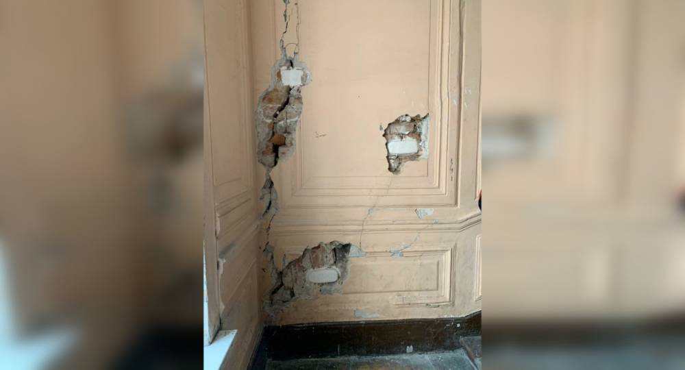 Жителей дома на улице Восстания в Петербурге эвакуировали из-за трещин в стенах