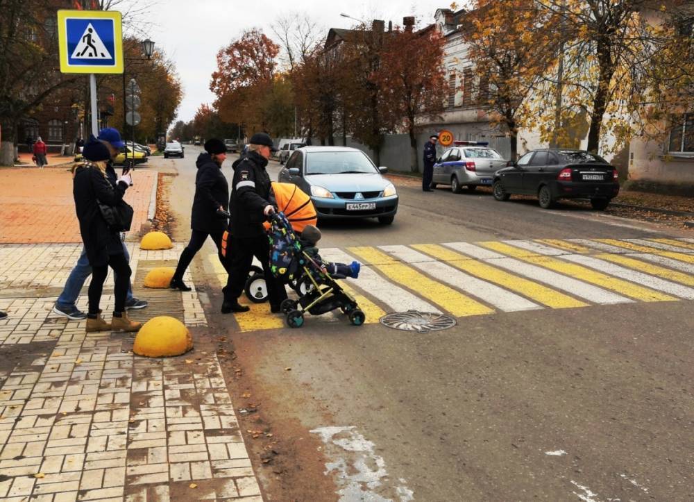 Новгородцев научили правильно переходить дорогу с коляской