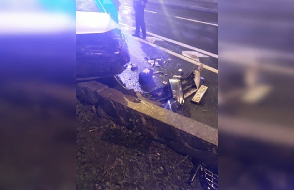 Водитель Volkswagen пострадал после наезда на бордюр