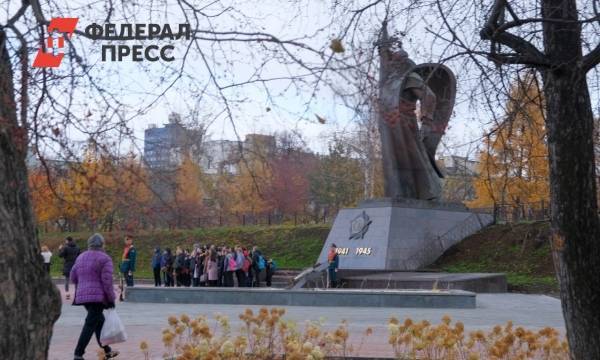 «Желаю приходить сюда как можно чаще». В Екатеринбурге открыли отреставрированную площадь Обороны