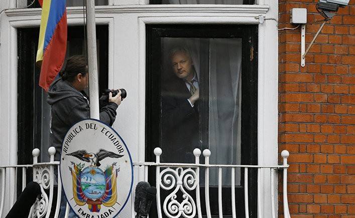 El País: США имели данные о россиянах, посещавших Ассанжа в Лондоне