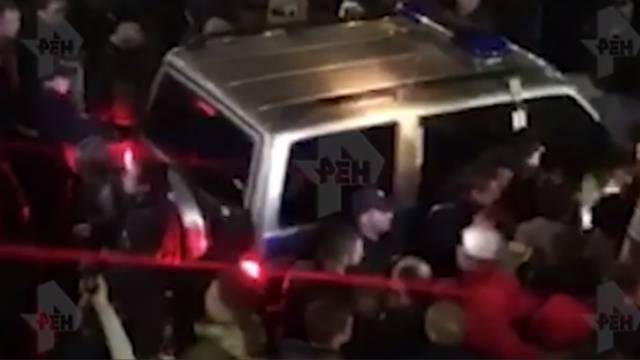 Видео: жители Саратова устроили давку у машины полиции с задержанным
