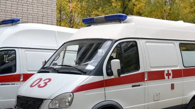 В Гатчинском районе скорая госпитализировала мужчину с порезанным горлом