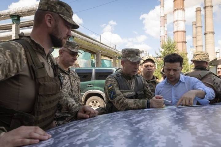 Зеленский выступил против введения военного положения на Украине
