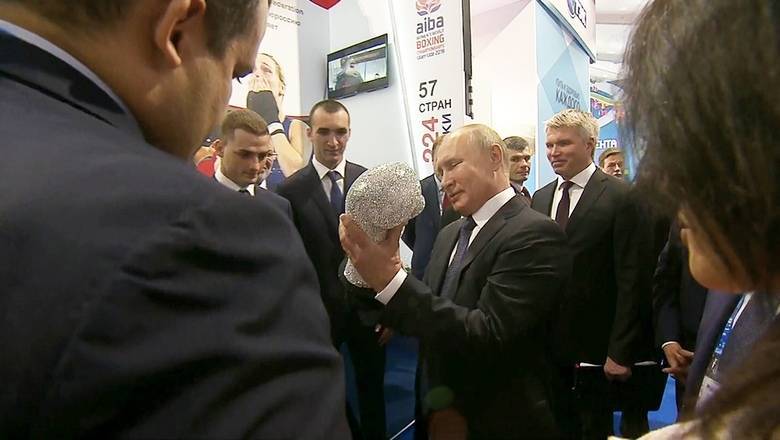 Путину подарили бриллиантовую боксерскую перчатку