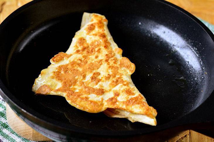 Треугольники из лаваша с сыром на сковороде — отличная закуска на все времена
